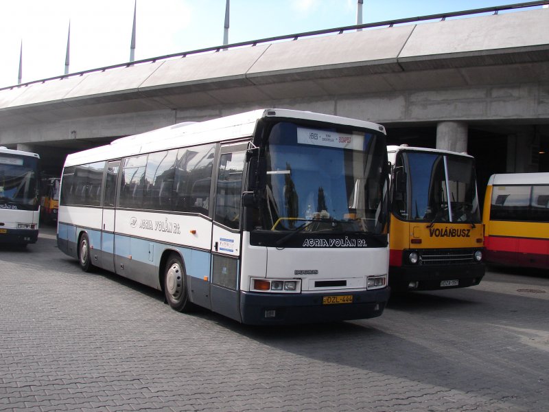 Ein Ikarus als Reisebus am buszplyaudvar Stadionok Budapest. Aufgenommen am 21.10.2007