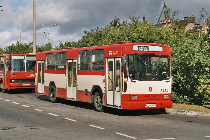 Ein Jelcz M 11 Bus fotografiert in Danzig/Gdansk am 16-09-2004. (Scan von Negative)