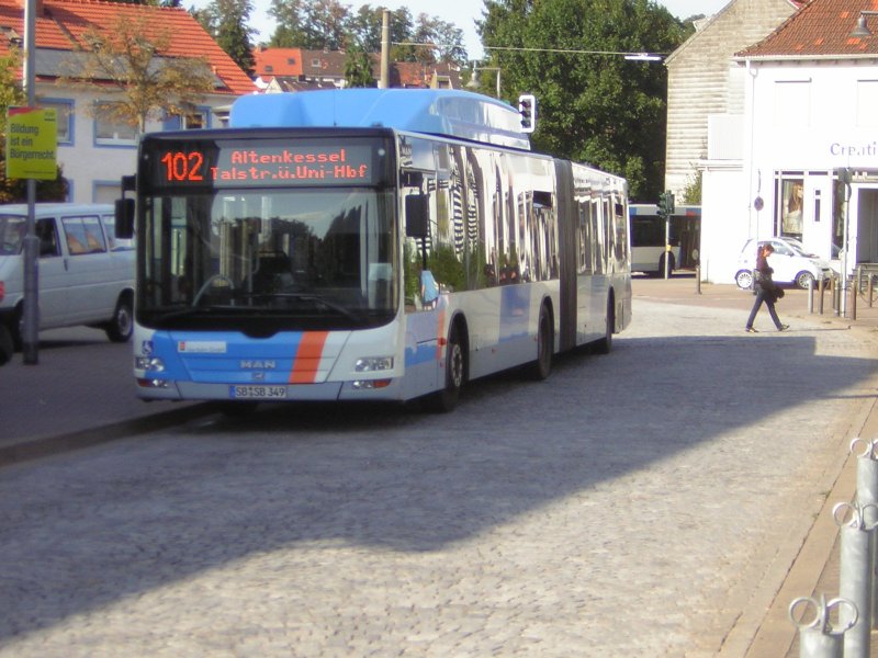 Ein Lions City Gelenkbus in Dudweiler Dudoplatz.