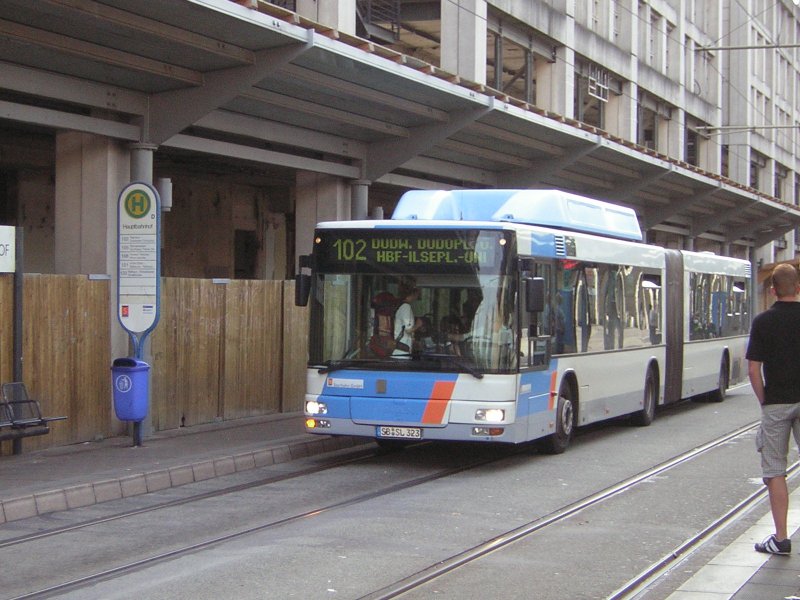 Ein MAN Bus Baujahr 1999 ist an der Haltestelle Hauptbahnhof vorgefahren.