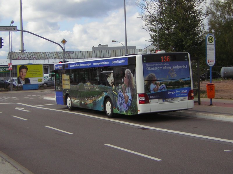 Ein MAN Bus ist gerade an der Haltestelle Rmerkastell vorgefahren. Er trgt Werbung der Firma Saar-Lor-Lux.