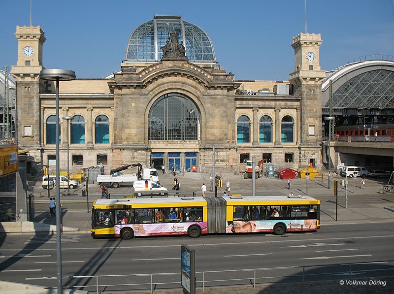 Ein MAN-Bus NG 313 der DVB AG mit Werbung für ein Fußpflege- Nagel- Kosmetikstudio vor der fast fertig sanierten Fassade des Hauptbahnhof - Dresden, 15.09.2006
