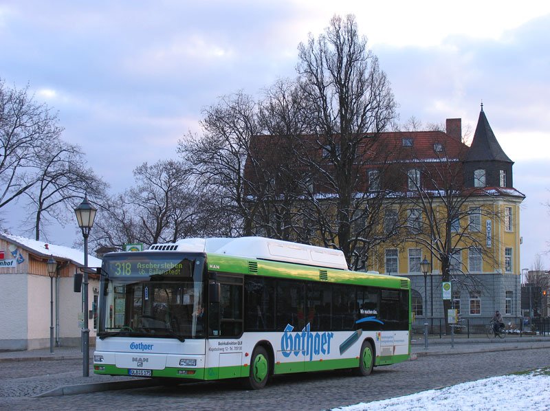 Ein MAN-Bus von Q-Bus als Linie 318 nach Aschersleben ber Ballenstedt mit Werbung fr GOTHAER; am Bahnhof Quedlinburg, 23.03.2008 

