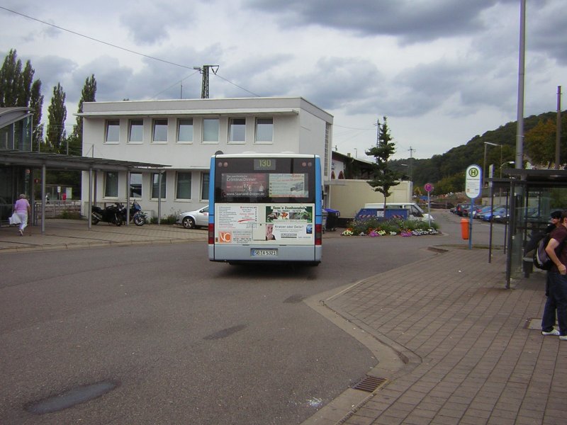 Ein MAN-Bus verlsst seine Haltestelle in Brebach. Der Bus fhrt die Linie 130.