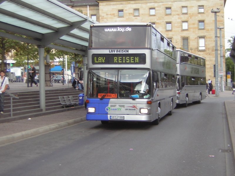 Ein MAN Doppelstock Bus am Hauptbahnhof in Saarbrcken. Die Aufnahme des Fotos war der 24.09.2009. Die beiden Busse gehren der Firma Lay Reisen