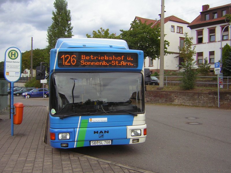Ein MAN Erdgas Bus an seiner Haltestelle in Brebach auf dem Busbahnhof.