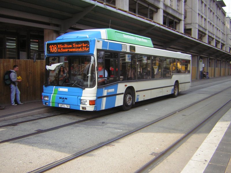 Ein MAN-Erdgas Bus an der Haltestelle am Hauptbahnhof in Saarbrcken. Diese Fahrzeuge waren die ersten Erdgas Fahrzeuge in Saarbrcken.