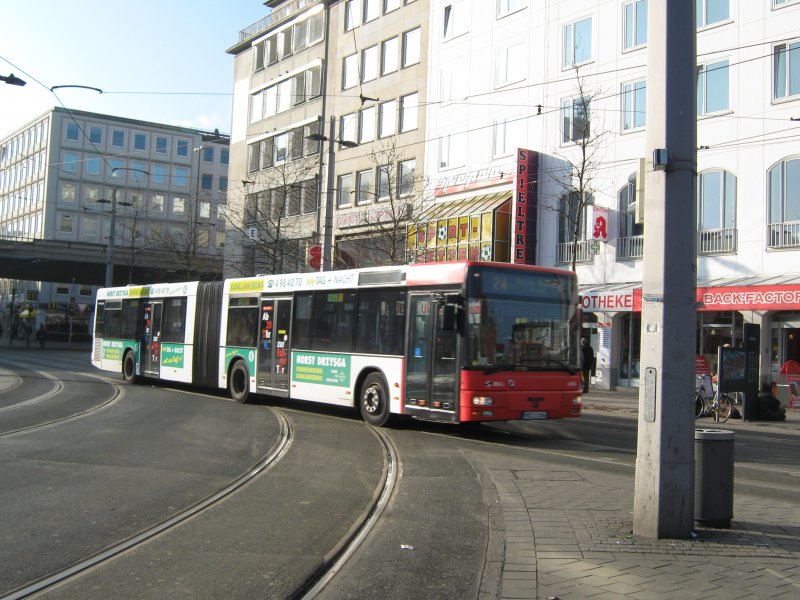 Ein MAN NG313 der BSAG erreicht auf der Linie 24 den Hbf Bremen. Fahrtziel ist allerdings die Neue Vahr Nord, Haltestelle Gustav Radbruch Strasse. Aufgenommen am 25.01.2009