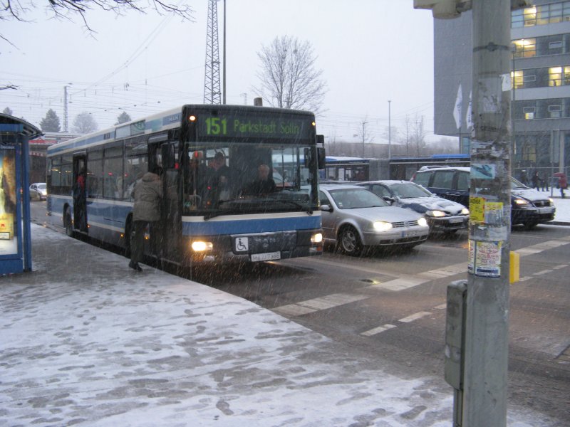 Ein MAN NL 263 vom MVG-Subunternhemer Baumann ,noch im alten SWM-Schema,hlt im schnsten Schneegestber am Morgen des 22.01.09 auf Linie 151 in Laim.