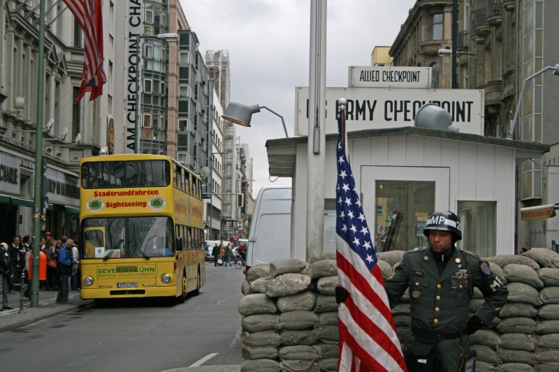 Ein MAN SD 200 als Stadtrundfahrtenbus am Checkpoint Charlie (29. September 2009)