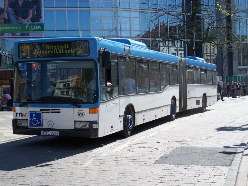 Ein MB O405GN der RNV steht in Heidelberg am Bismarckplatz. Aufgenommen am 14.04.07