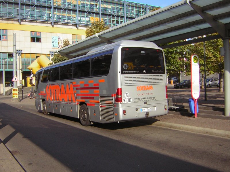 Ein Mercedes Tourismo an der Haltestelle Hauptbahnhof. Der Bus ist nicht aus dem Saarland. Das Foto wurde am 26.09.2009 aufgenommen.