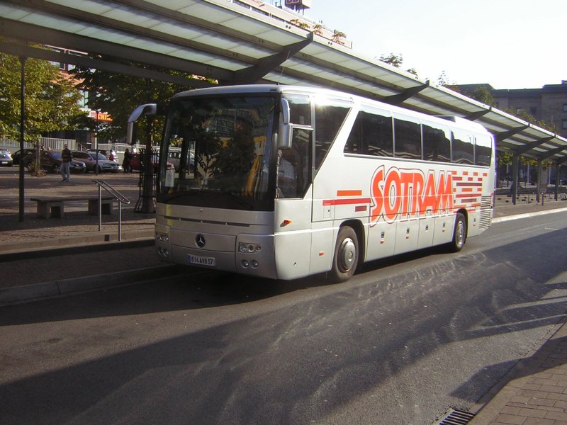 Ein Mercedes Tourismo an der Haltestelle Hauptbahnhof. Der Bus ist nicht aus dem Saarland. Das Foto wurde am 26.09.2009 aufgenommen.