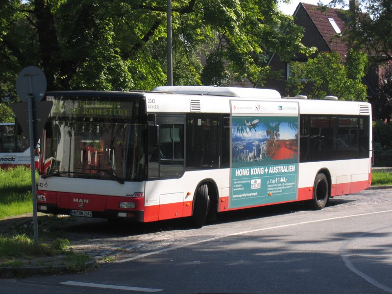 Ein Metrobus in der nhe von der Haltestelle Alsterdorf.