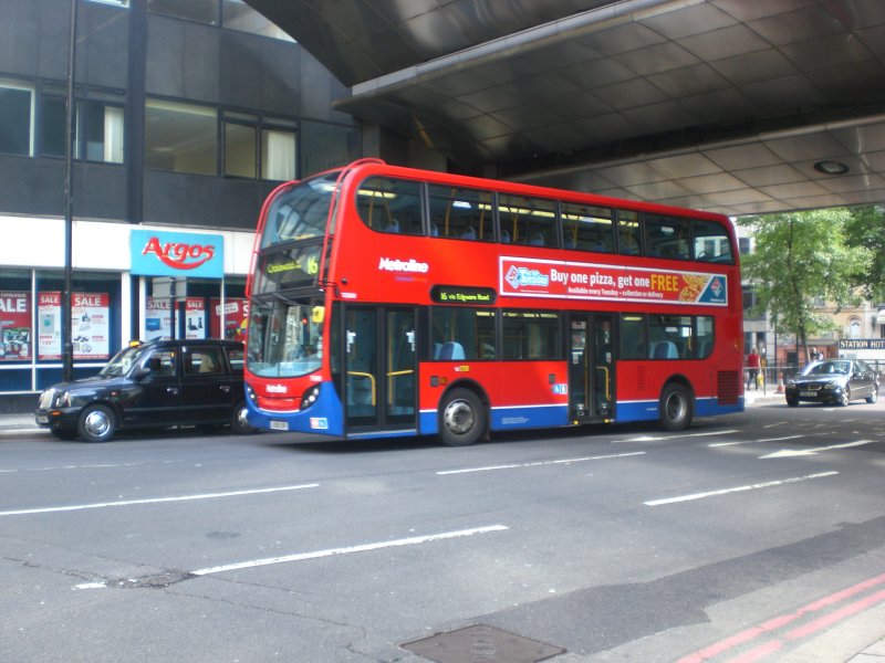 Ein Metroline-Doppeldecker auf der Linie 16 nach Edgware Road an der Victoria-Station.