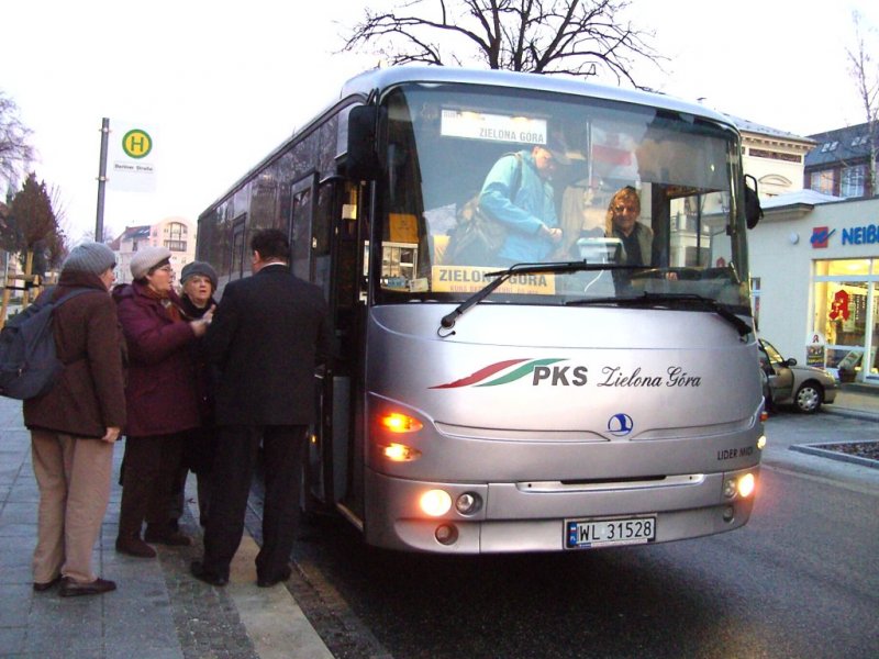 Ein  Mitarbeiter der Geschftsleitung von PKS Zielona Gora begrsst die Fahrgste auf der Regionalbus-Linie
Guben (DE)- Zielona Gora (PL) am 10.01.2008 an der NV-Haltestelle: Guben, Berliner Strasse