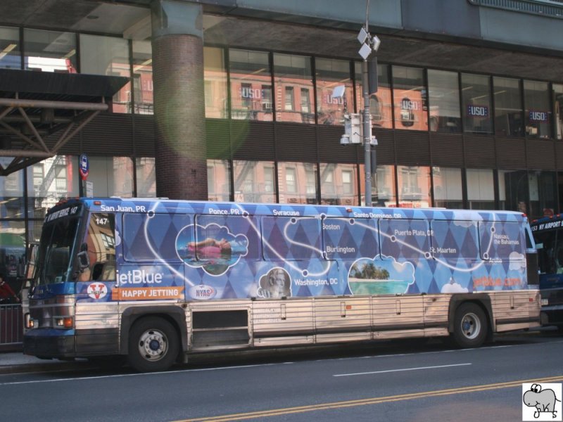 Ein Motor Coach Industries (MCI) Bus mit Vollwerbung für die Fluggesellschaft   jetBlue  aufgenommen am 18. September 2008 in New York City, New York.