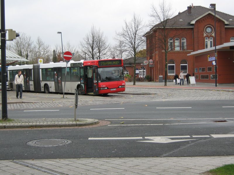 Ein Neoplan N4021 der BSAG wartet am Bahnhof Vegesack auf seine Weiterfahrt nach Grpelingen. Alle 18 Busse dieser 47er Serie sind noch im Bestand und im Einsatz in Bremen Nord.