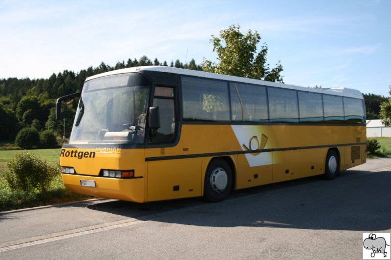 Ein Neoplan Transliner des Busunternehmens Rttgen steht am 31. August 2008 in Stockheim im Landkreis Kronach. Unverkennbar fuhr der Bus frher fr die Schweizer Post.