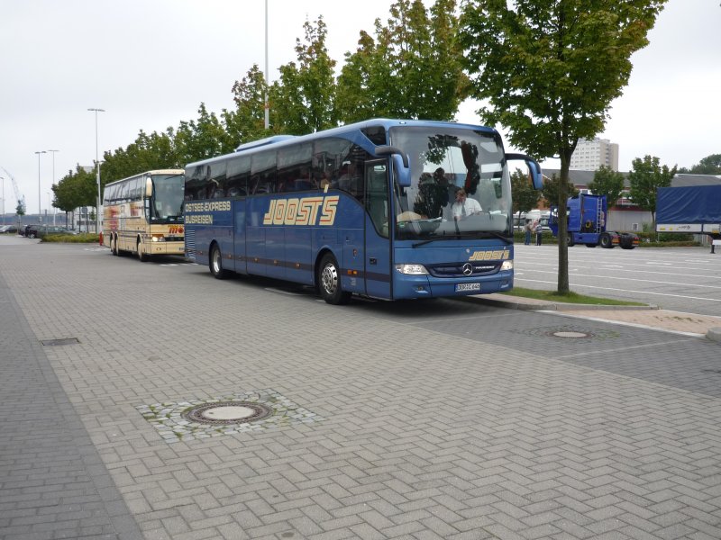 ein neuer Mercedes-Bus Tourismo am Norwegenkai in Kiel, vor der Abfahrt nach Oslo/N.