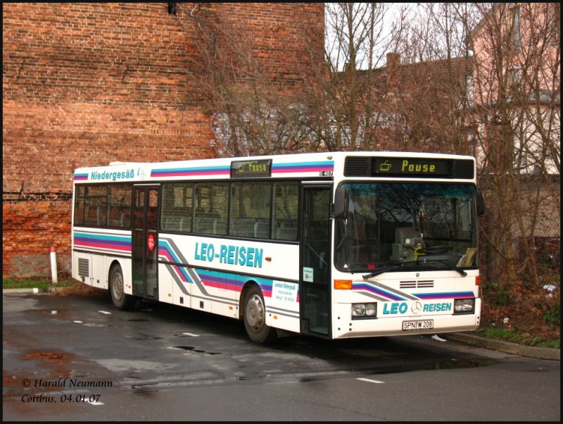 Ein O407 der LEO-Reisen (Firma: Leonard Niedergesäß aus Cottbus-Gallinchen, fährt im Auftrag von Cottbusverkehr) am Pausenplatz des ZOB Cottbus, 04.01.07.