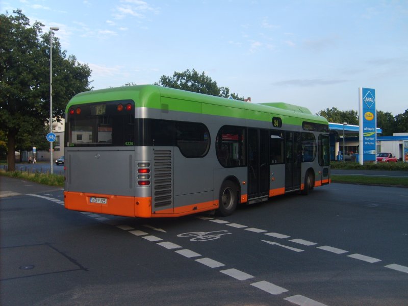 Ein O530 CNG befindet sich kurz vor der Anfahrt der Haltestelle Alvenslebenstrae