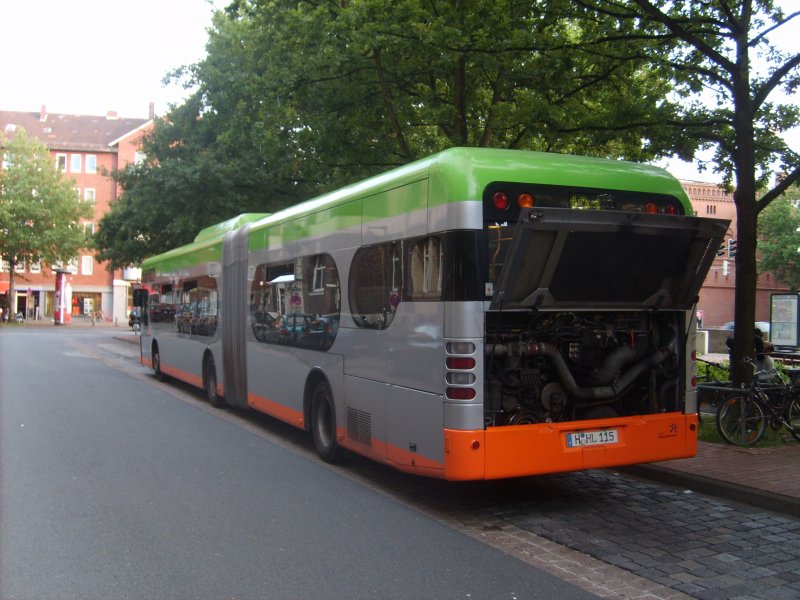 Ein O530 G CNG steht am 13.7.07 mit geffnteter Heckklappe als Buslinie 121 an der Endhaltestelle Altenbeckener Damm