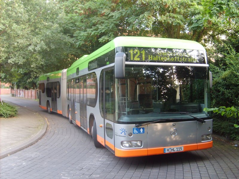 Ein O530 G CNG steht am 13.7.07 als Buslinie 121 an der Endhaltestelle Haltenhoffstrae