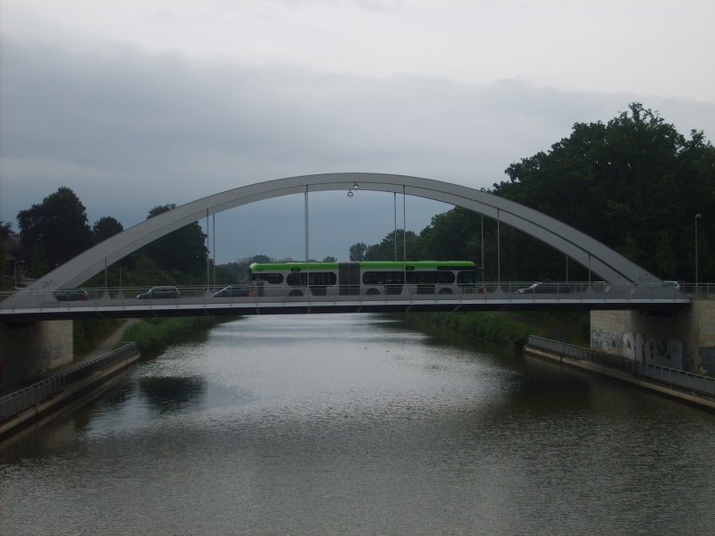 Ein O530 G fhrt am 9.7.07 als Buslinie 123 ber die  Schwesterbrcke  der Noltemeyerbrcke