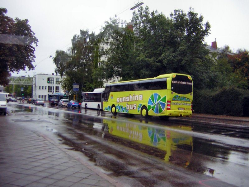 Ein Reisebus der Firma Lambert Sunshine Reisen in der Heuduckstrae in Saarbrcken.