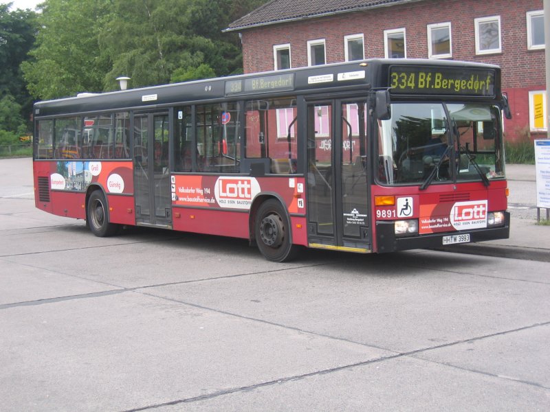 Ein roter Bus mit Werbung. Bild vom 02.6.07