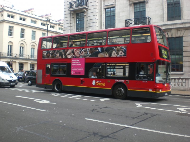 Ein Scania-Doppeldecker auf der Linie 98 nach Edgware Road in der Regent Street.