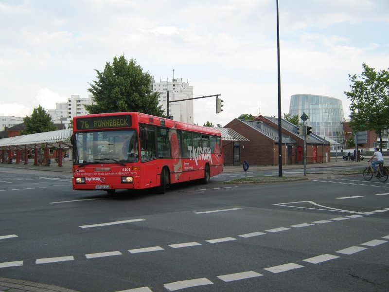 Ein schon lterer Mercedes Benz O405N2 auf der Linie 76 er fhrt nach Rnnebeck zum Betriebshof und trgt die Wagennummer 4101. Dieser Bus wird wohl bald auch nicht mehr in Bremen fahren. 