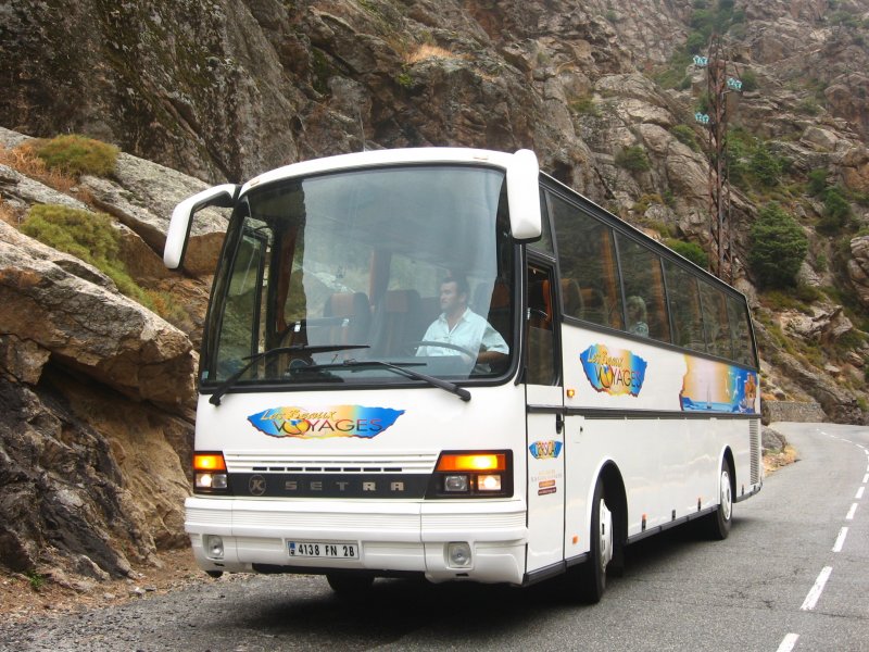 Ein Setra der 200er Serie mit der Front der 300 Serie auf Korsika August 2007