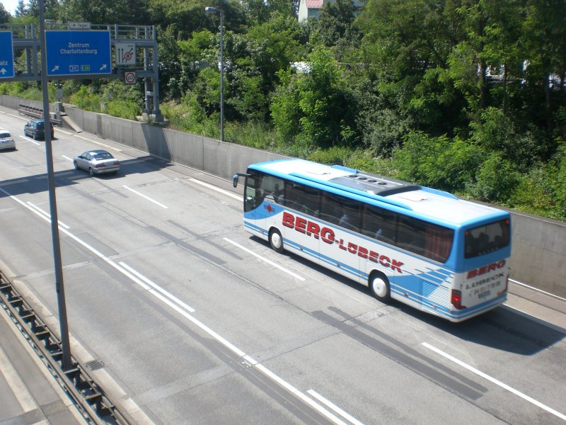 Ein Setra-Reisebus auf der Autobahn A111 vor der Ausfahrt Eichborndamm. Dieses Foto wurde von der Scharnweberbrcke gemacht.