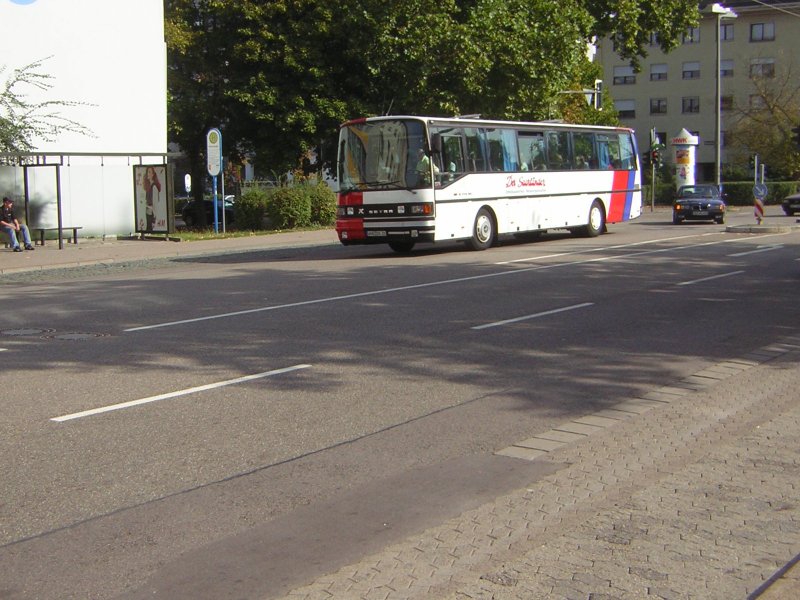 Ein Setra S 215 UL der Firma Dieter Schmidt, Der Saarlnder in der Saarbrcker Stengelstrae.