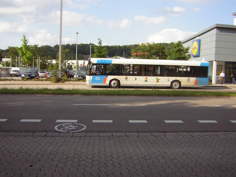 Ein Solaris Bus der Firma Baron Reisen steht an der Haltestelle Schneidershof