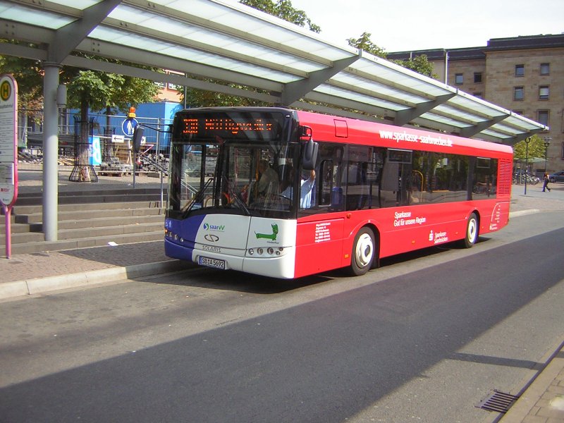Ein Solaris Bus mit Sparkassen Werbunng. Der Bus fhrt fr das Unternehmen Baron Reisen, im Auftrag der RSW.