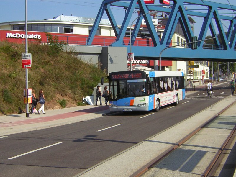 Ein Solaris der Firma Baron-Reisen auf dem weg zur Haltestelle Römerkastell.