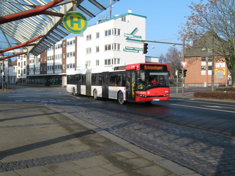 Ein Solaris Urbino 18 erreicht gerade auf seinem Weg von Farge nach Grpelingen den Bhf Vegesack. Wo ich den Bus betreten habe um nach Grpelingen zu gelangen. Allerdings lsst der Komfort sehr zu wnschen ber. So sind die Sitzflchen noch sehr unbequem und man merkt es auf langen Strecken. Aufgenommen am 25.01.2009