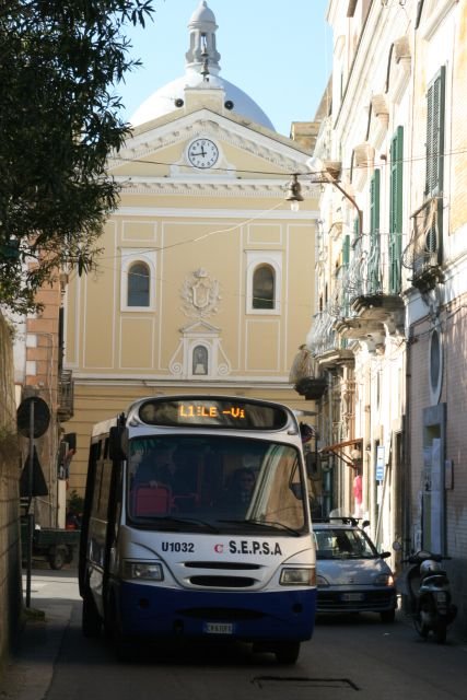 Ein S.P.S.A. Bus vor der Abtei San Michele in der Via Monsignore Scotto Pagliara; 26.01.2008