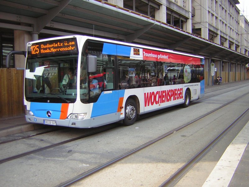 Ein Stadtbus aus Saarbrücken am Hauptbahnhof. Das Fahrzeug trägt Werbung des Wochenspiegel. Dies ist ein Kostenloses Anzeigenblatt und erscheint 1 mal Wöchentlich.
