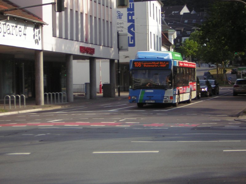 Ein Stadtbus aus Saarbrcken wartet an der Ampel Hansahaus um dort die Haltestelle anzufahren.