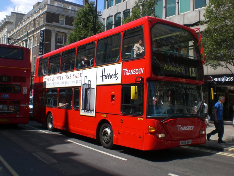 Ein Transdev-Doppeldecker auf der Linie 13 nach Aldwych in der Oxford Street.