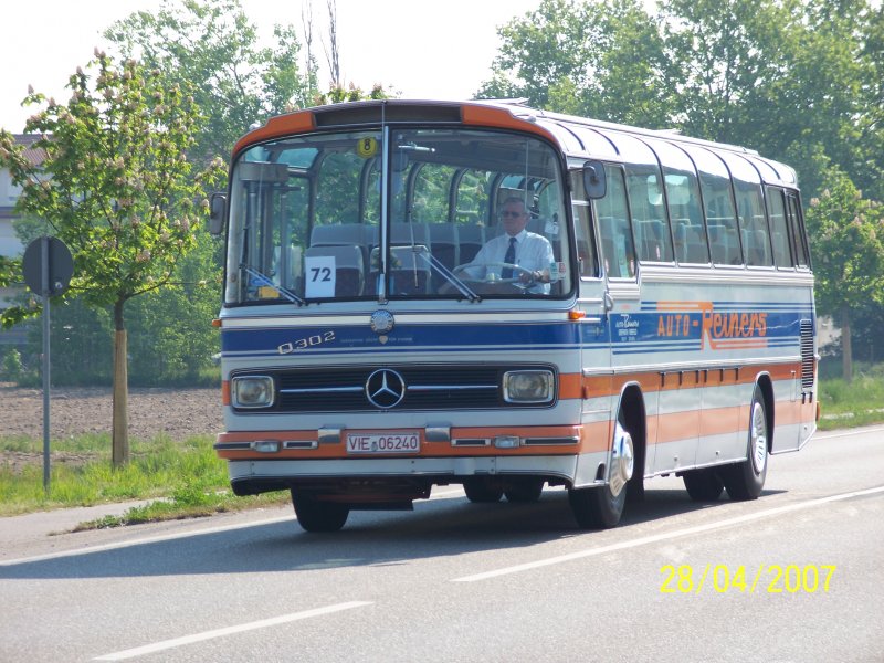Ein unbekannter MB O302 kurz nach Neuluheim. Der Bus nahm an der Ausfahrt des Busoldtimertreffs von Sinsheim nach Speyer und anschlieend wieder nach Sinsheim teil. Organisiert wurde das treffen von den Technik Museen Sinsheim und Speyer. 