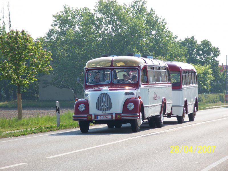 Ein unbekannter Oldtimerbus mit Hnger kurz nach Neuluheim. Der Bus nahm an der Ausfahrt des Busoldtimertreffs von Sinsheim nach Speyer und anschlieend wieder nach Sinsheim teil. Organisiert wurde das treffen von den Technik Museen Sinsheim und Speyer.