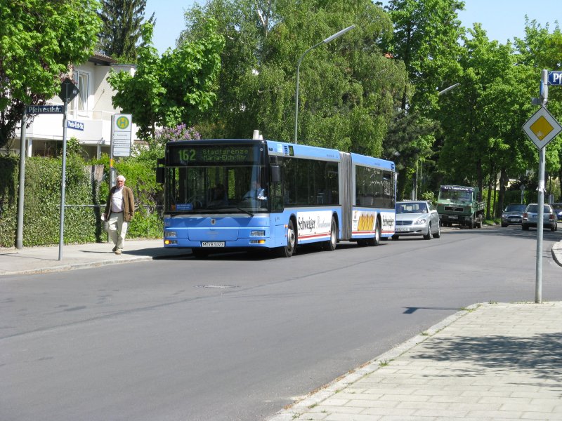 Ein Wagen der 50xx-Serie der MVG(MAN NG)fhrt im sommer 2008,mit einem Fahrschler am steuer(zu erkennen an dem kleinen blauen Schild links unten)als Linie 162 an der Dachstr.