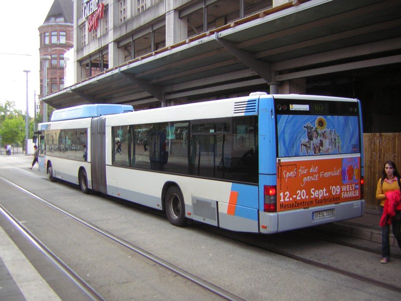 Ein weiterer MAN-Gelenkbus an seiner Haltestelle am Hauptbahnhof.
