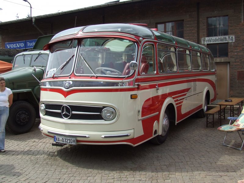 Ein wunderschn restaurierter alter Mercedes Reisebus am 05.05.07 in Werdau.