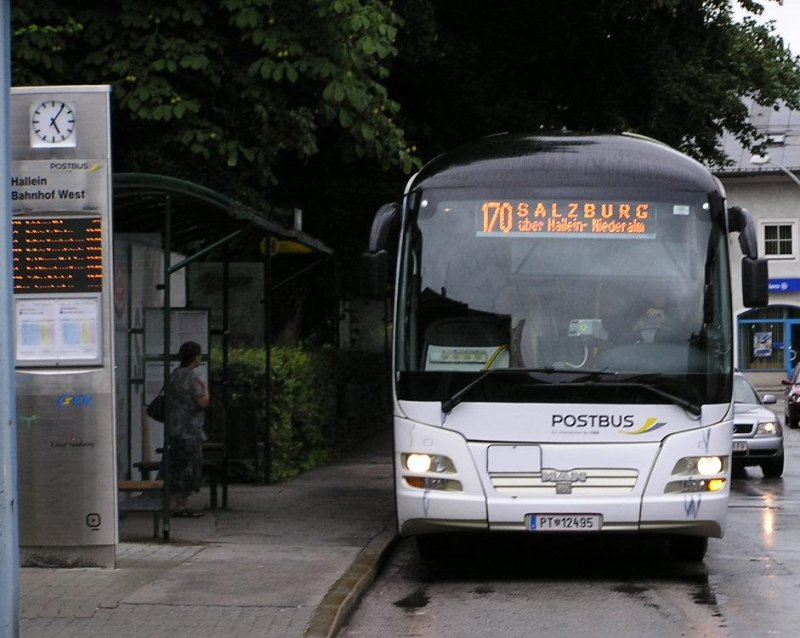 Ein zum Postbus gehörende MAN Lions Regio, Hallein.